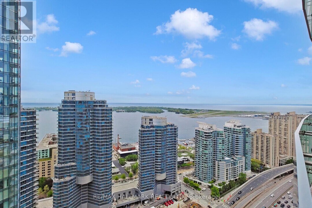 12-3312 York St in Toronto, ON - Building Photo
