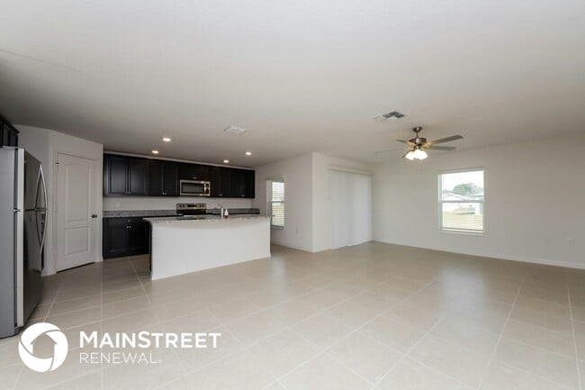 1350 Brenway Dr in Mascotte, FL - Foto de edificio - Building Photo