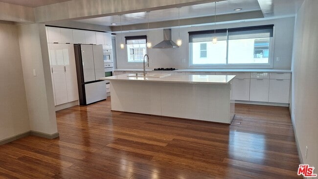 property at 4751 La Villa Marina