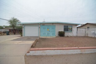 1074 W Pennsylvania Dr in Tucson, AZ - Building Photo