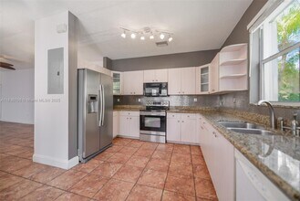 1551 Seagrape Way in Hollywood, FL - Building Photo - Building Photo