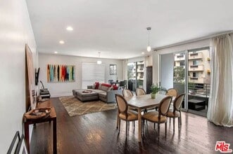 817 N Alfred St in Los Angeles, CA - Building Photo - Building Photo