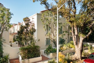 1123 N Flores St in West Hollywood, CA - Building Photo - Building Photo