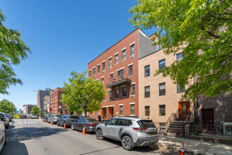 135 Meserole Ave in Brooklyn, NY - Building Photo - Building Photo