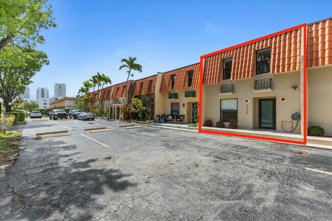 3786 NE 167th St in North Miami Beach, FL - Foto de edificio - Building Photo