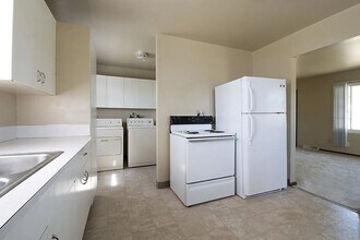 409 24th Ave NW in Minot, ND - Building Photo - Building Photo