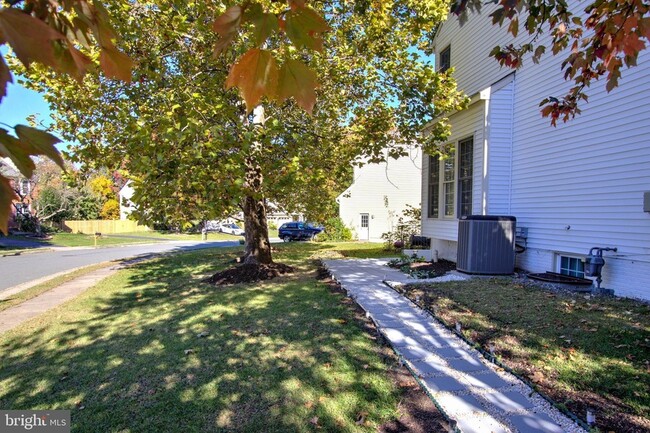 908 Spring Knoll Dr, Unit BASEMENT in Herndon, VA - Foto de edificio - Building Photo