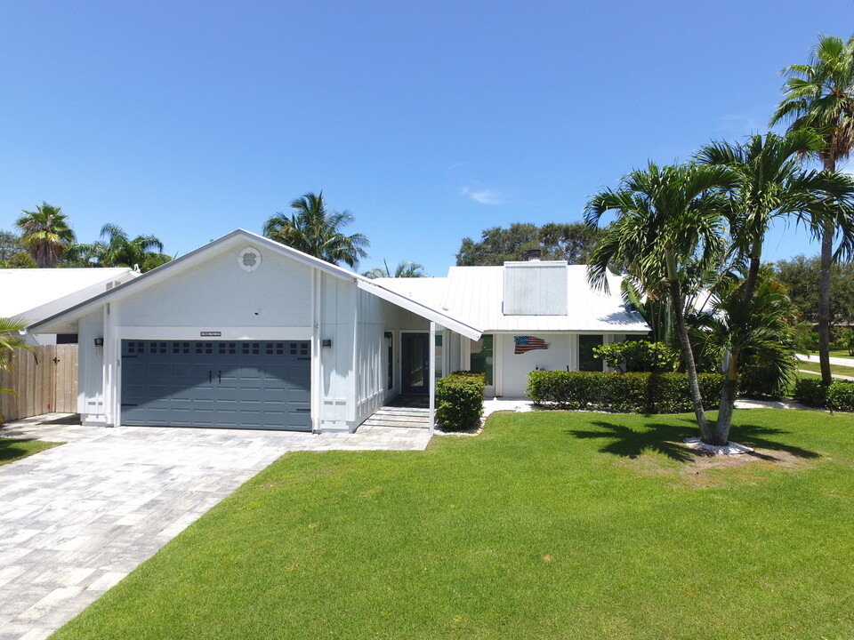 19 PineHill Trail E in Jupiter, FL - Building Photo