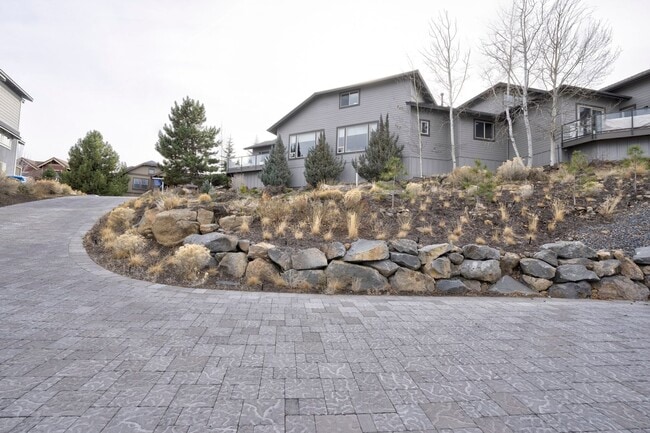 2580 N W Awbrey Point Cir in Bend, OR - Building Photo - Building Photo