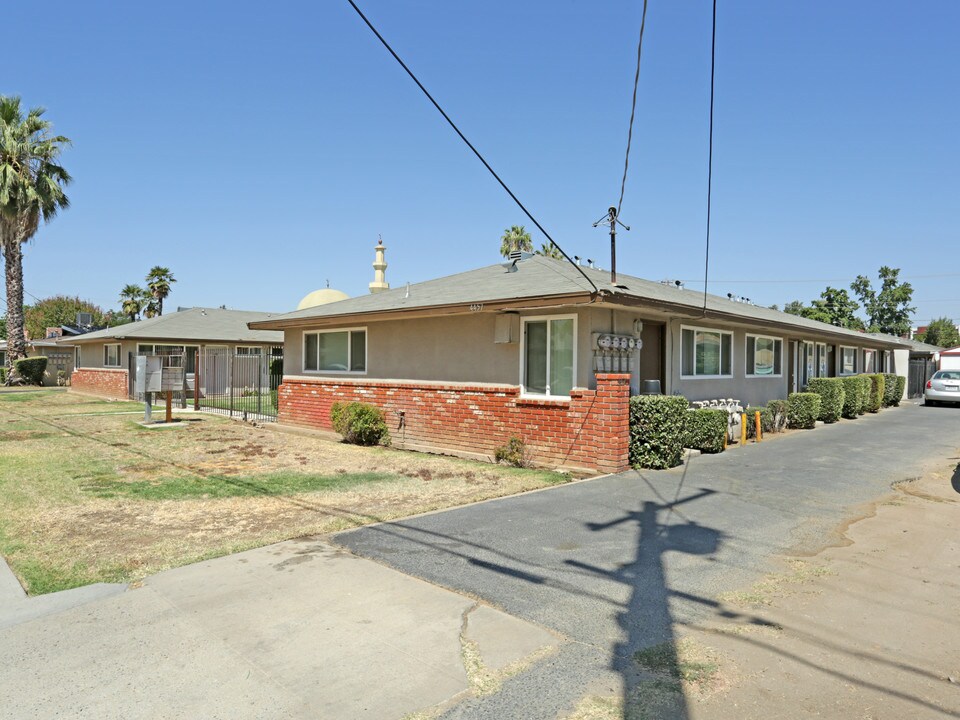 4441-4457 E Sierra Madre Ave in Fresno, CA - Building Photo