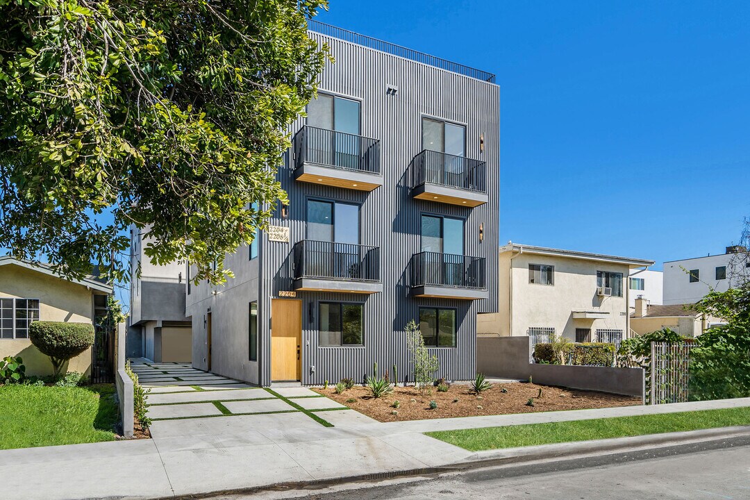 2204 Carmona Ave in Los Angeles, CA - Building Photo