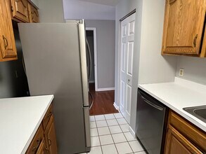 5 Whitehall Pond in Groton, CT - Building Photo - Building Photo
