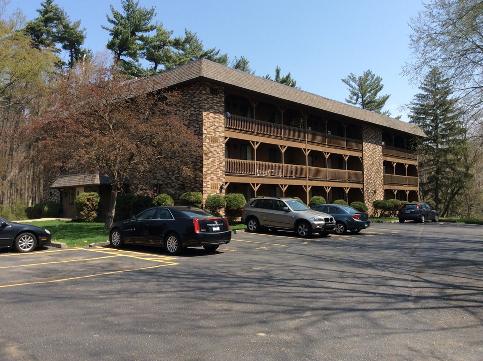 River Glen Apartments in East Lansing, MI - Building Photo