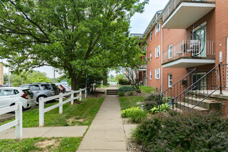 Hilltop Apartments in Canton, OH - Building Photo - Building Photo