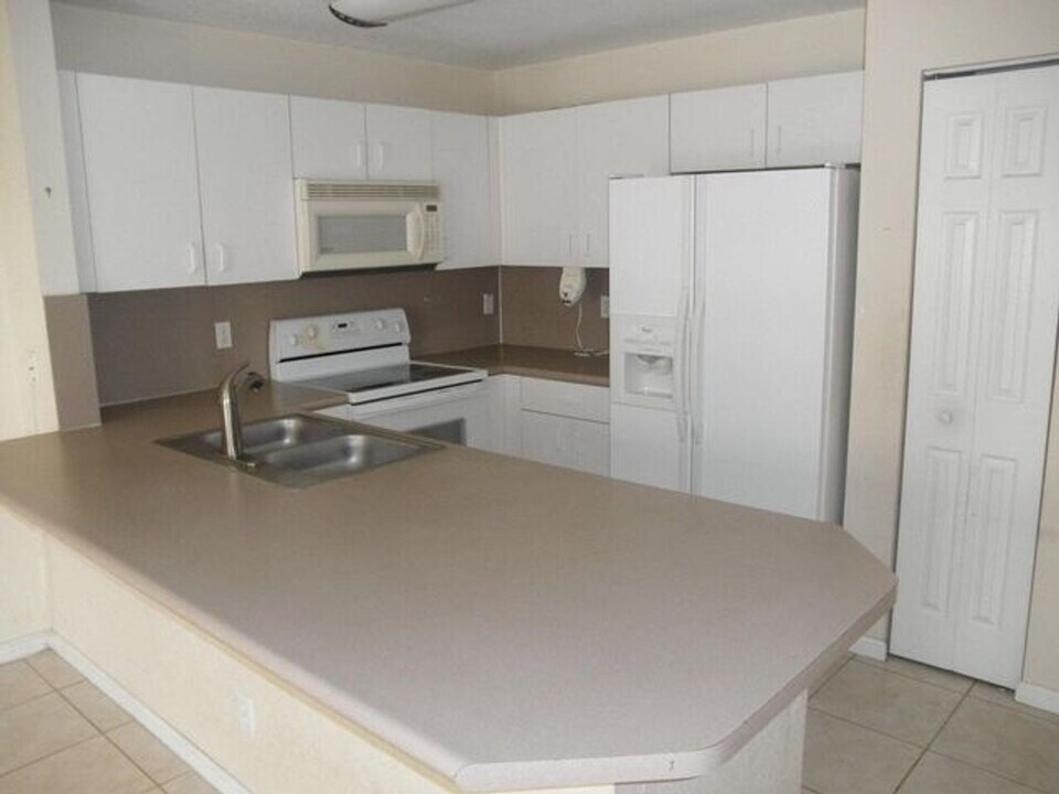 876 Summit Lake Dr in West Palm Beach, FL - Building Photo