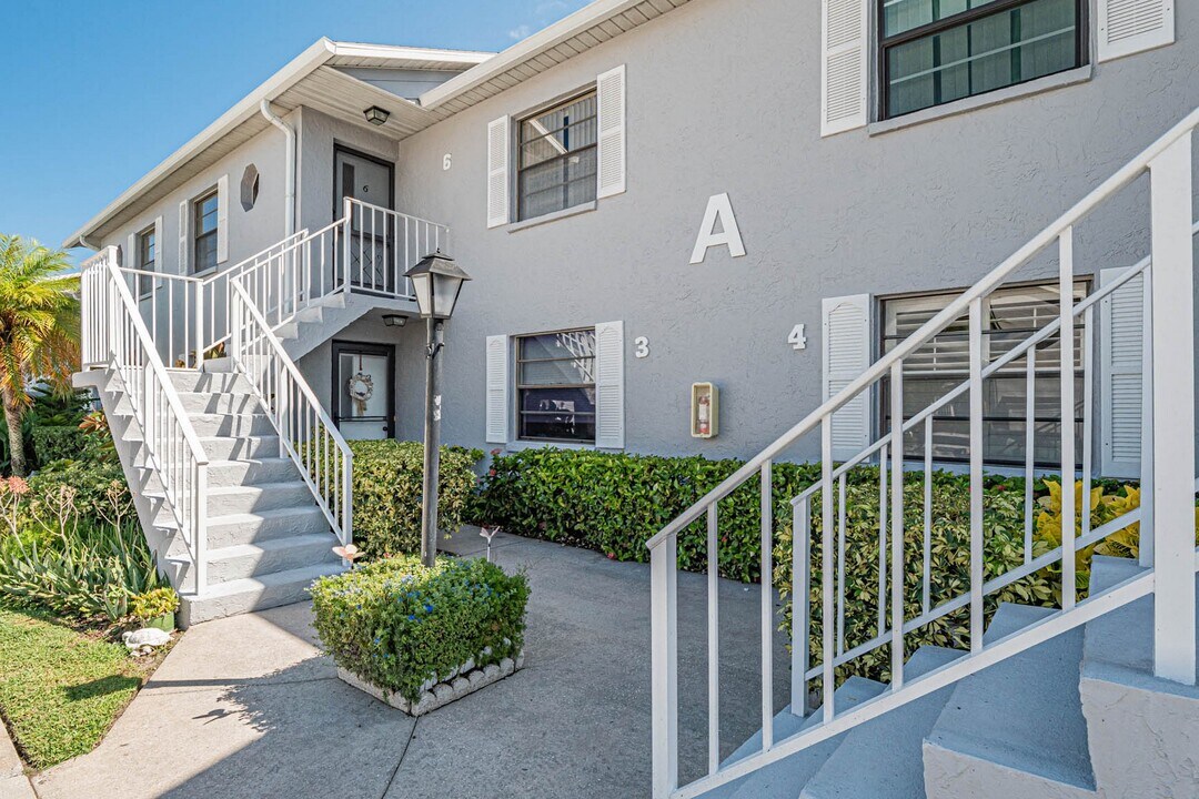 1801 Indian River Blvd in Vero Beach, FL - Building Photo