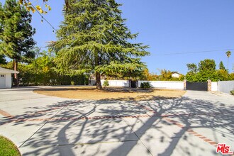 22960 Erwin St in Los Angeles, CA - Building Photo - Building Photo