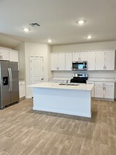 320 Yosemite Dr in Kyle, TX - Foto de edificio - Building Photo