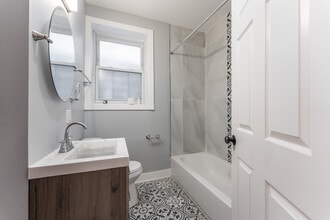 1622 W Beach Ave, Unit 2r in Chicago, IL - Building Photo - Building Photo