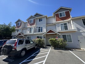 7902 168th Ave NE in Redmond, WA - Building Photo