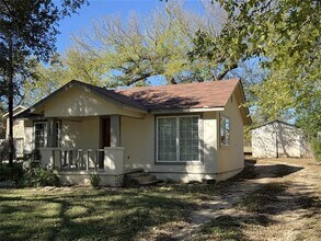 702 SW Barnard St in Glen Rose, TX - Building Photo - Building Photo