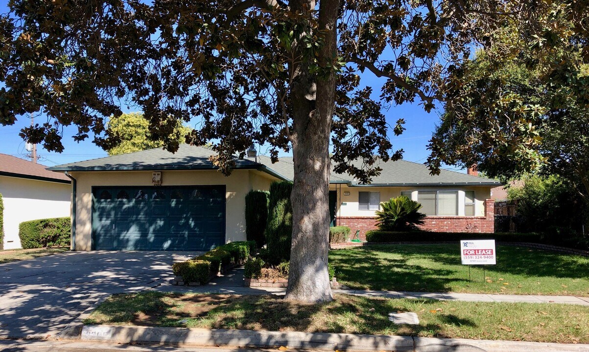 3305 E Acacia Ave in Fresno, CA - Building Photo