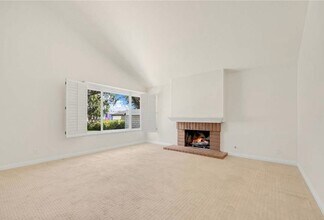 5641 Lynnbrook Plz in Yorba Linda, CA - Foto de edificio - Building Photo
