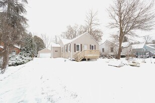 1313 Summerset Dr in Mount Pleasant, WI - Building Photo