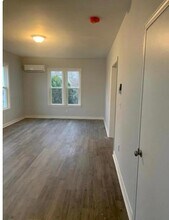 213 Grand St, Unit 2 in Woonsocket, RI - Foto de edificio - Building Photo