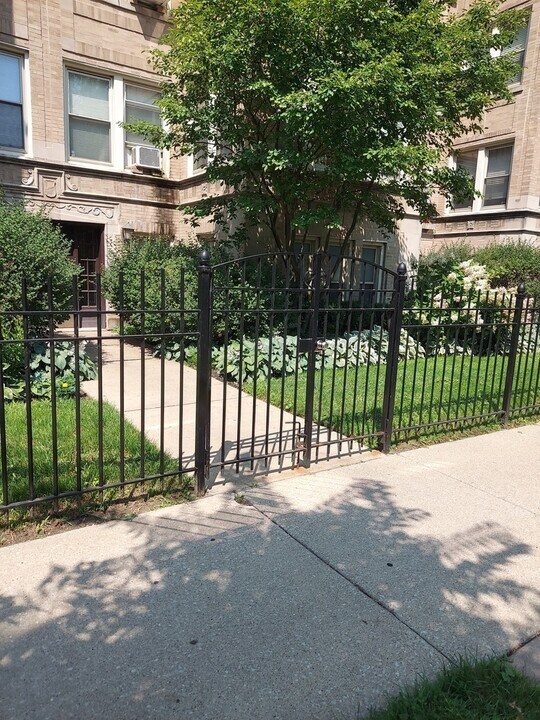 6856 S Oglesby Ave in Chicago, IL - Foto de edificio