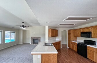 5423 W Cherry Ave in Visalia, CA - Building Photo - Building Photo