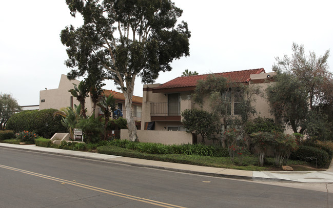 Pacific Pines in Carlsbad, CA - Foto de edificio - Building Photo