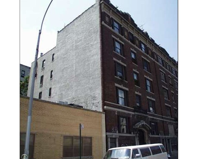 228 E Tremont in Bronx, NY - Foto de edificio - Building Photo