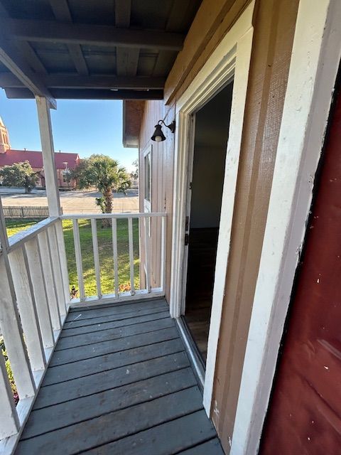 211 W Washington St in Seguin, TX - Foto de edificio - Building Photo