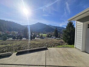 324 Maylea Pl in Canyonville, OR - Building Photo - Building Photo