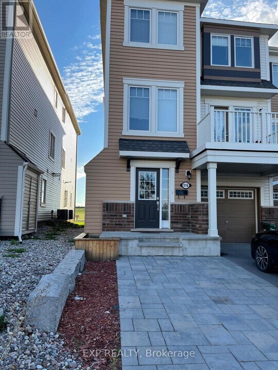916 Fameflower St in Ottawa, ON - Building Photo