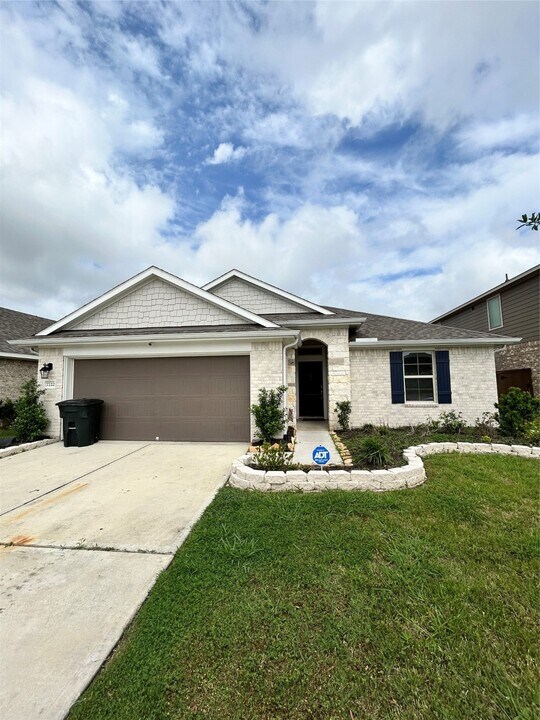 7722 Skiron Ln in Mont Belvieu, TX - Foto de edificio