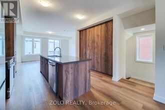 1364 Kaniv St in Oakville, ON - Building Photo - Building Photo