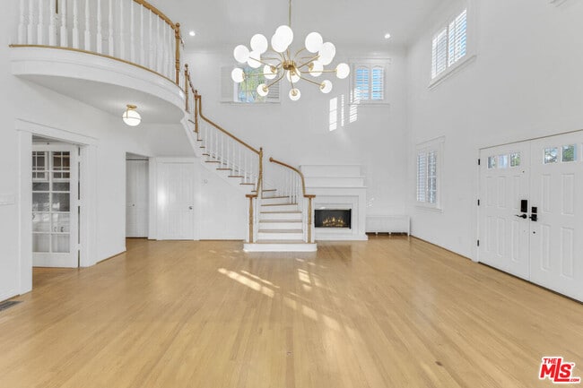 4957 W Melrose Hl in Los Angeles, CA - Building Photo - Building Photo
