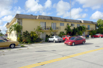 10 W 38th St in Hialeah, FL - Foto de edificio - Building Photo