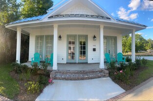 546 Howard Ave in Biloxi, MS - Building Photo