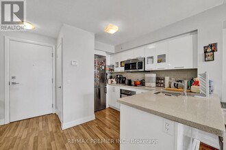 555-555 Wilson Ave in Toronto, ON - Building Photo - Building Photo