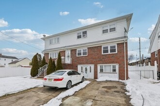 10 Millo Pl, Unit 10 in Little Ferry, NJ - Foto de edificio - Building Photo