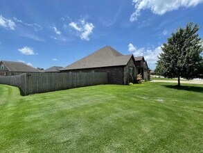 1513 Crestwood Hills Ln in Cave Springs, AR - Foto de edificio - Building Photo