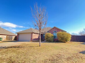 812 Liberty Mesa Ct in Yukon, OK - Building Photo - Building Photo