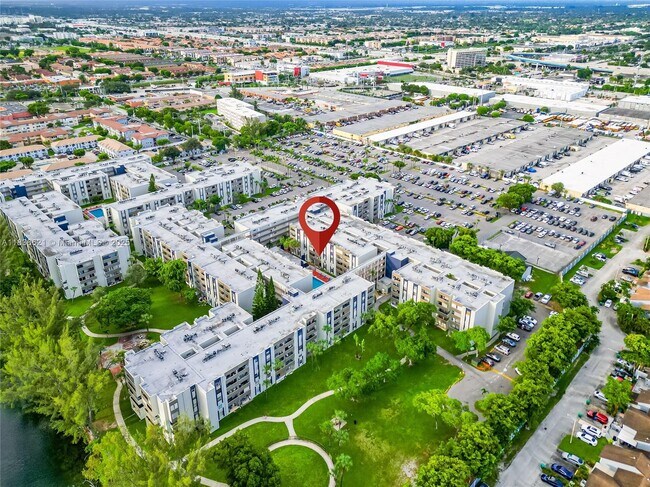 10000 NW 80th Ct in Hialeah Gardens, FL - Building Photo - Building Photo