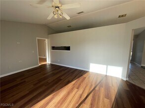 1409 SW 11th Pl in Cape Coral, FL - Foto de edificio - Building Photo