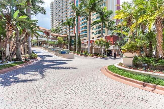Intracoastal Yacht Club in North Miami Beach, FL - Foto de edificio - Building Photo