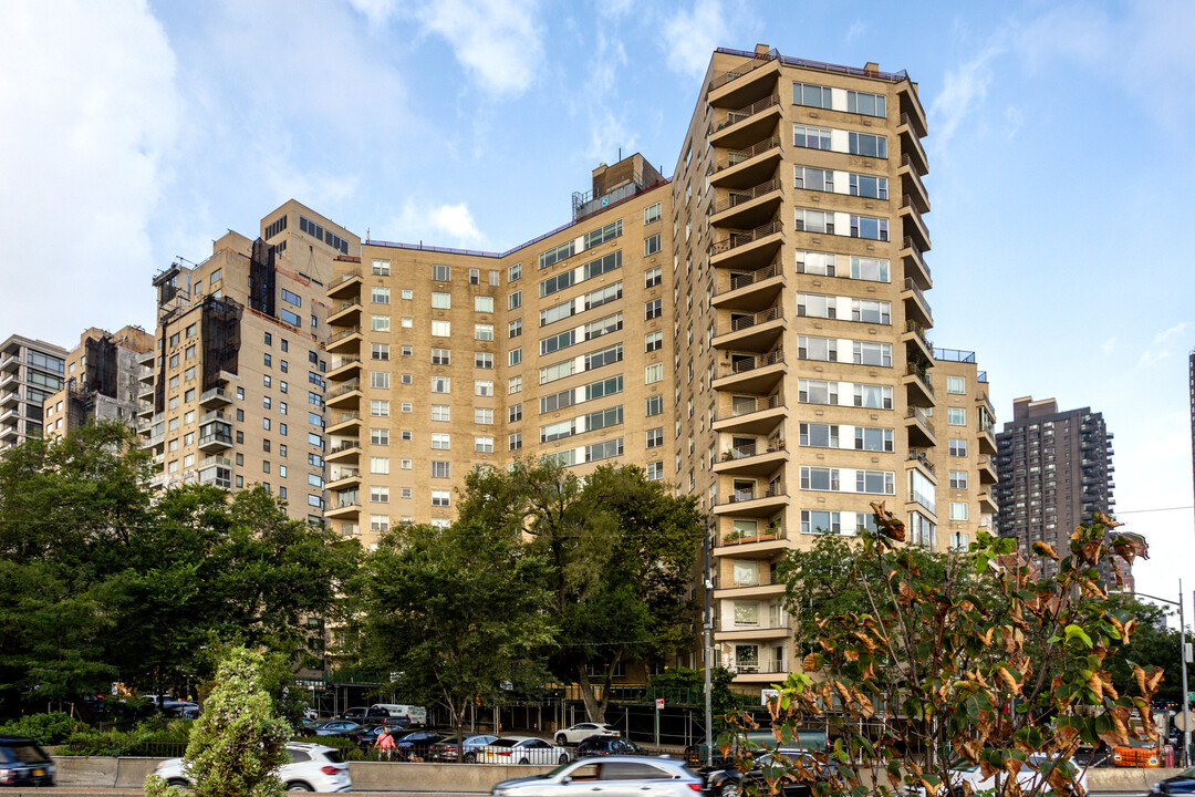 200 East End Ave in New York, NY - Building Photo