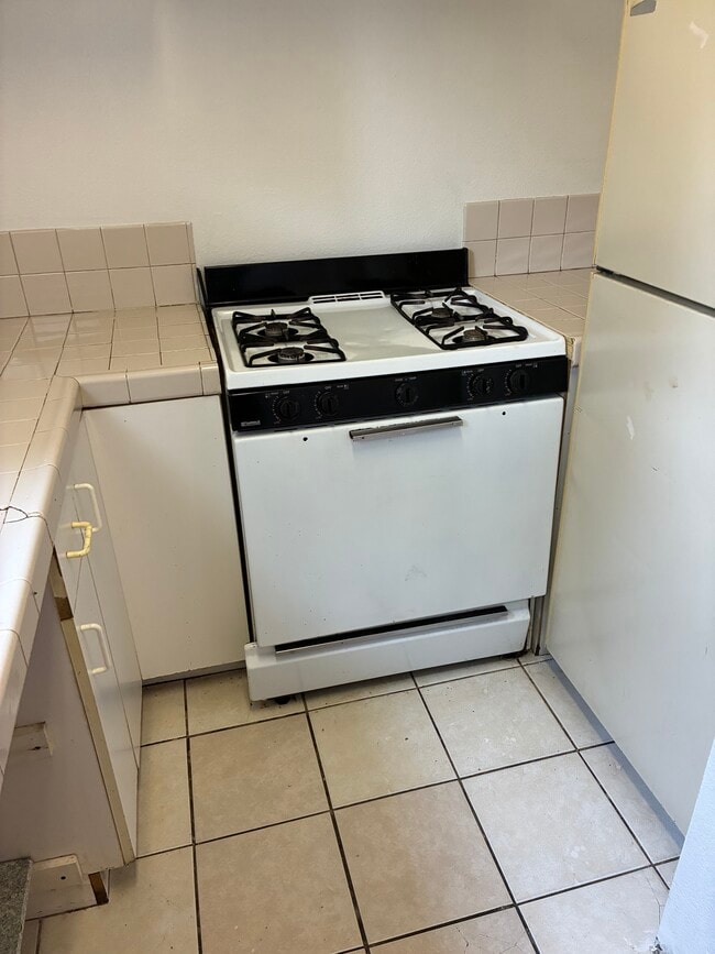 1133 E Divisadero St, Unit Apartment in Fresno, CA - Building Photo - Building Photo